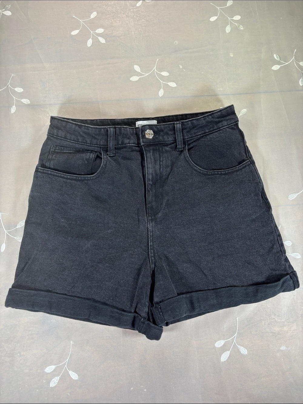 Steve Madden Black High-Waist Rolled Hem Jean Shorts Medium